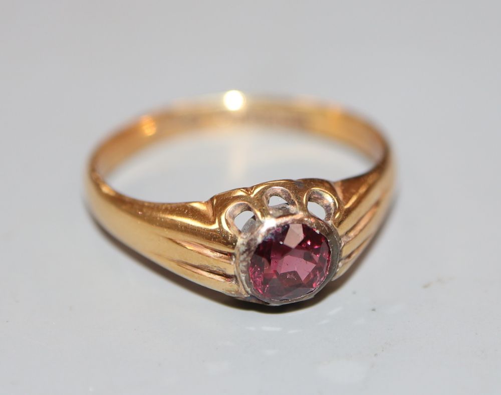 A Victorian 18ct gold and claw set solitaire garnet ring, size Q/R, gross 3.1 grams.